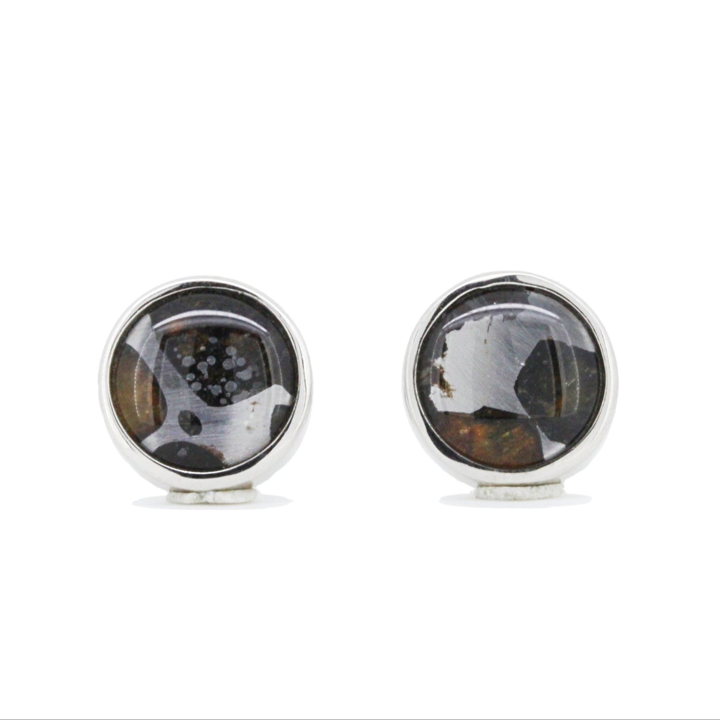 セリコ・パラサイト隕石 ケニア産 シルバースタッドピアス 9×9mm CH-FEB25-013