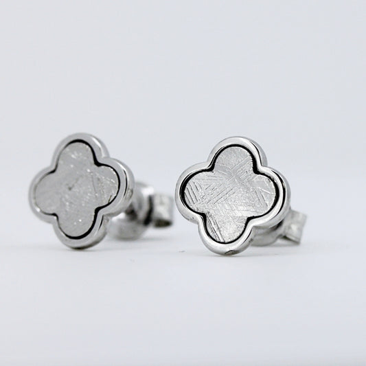 ムオニオナルスタ隕石 シルバースタッドピアス (クローバー型) 2カラー 9×9mm SEMT-509