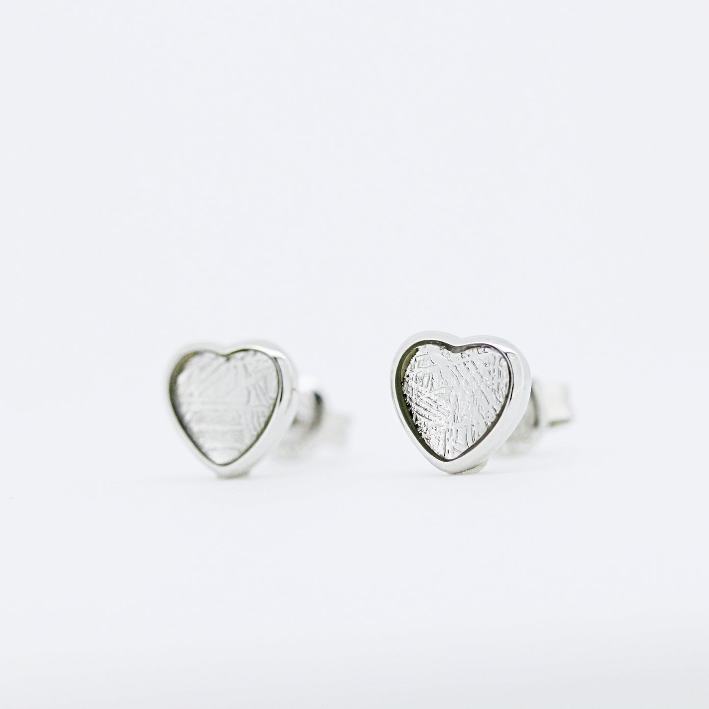 ムオニオナルスタ隕石 シルバースタッドピアス (ハート型) 2カラー 8×8mm SEMT-HEART