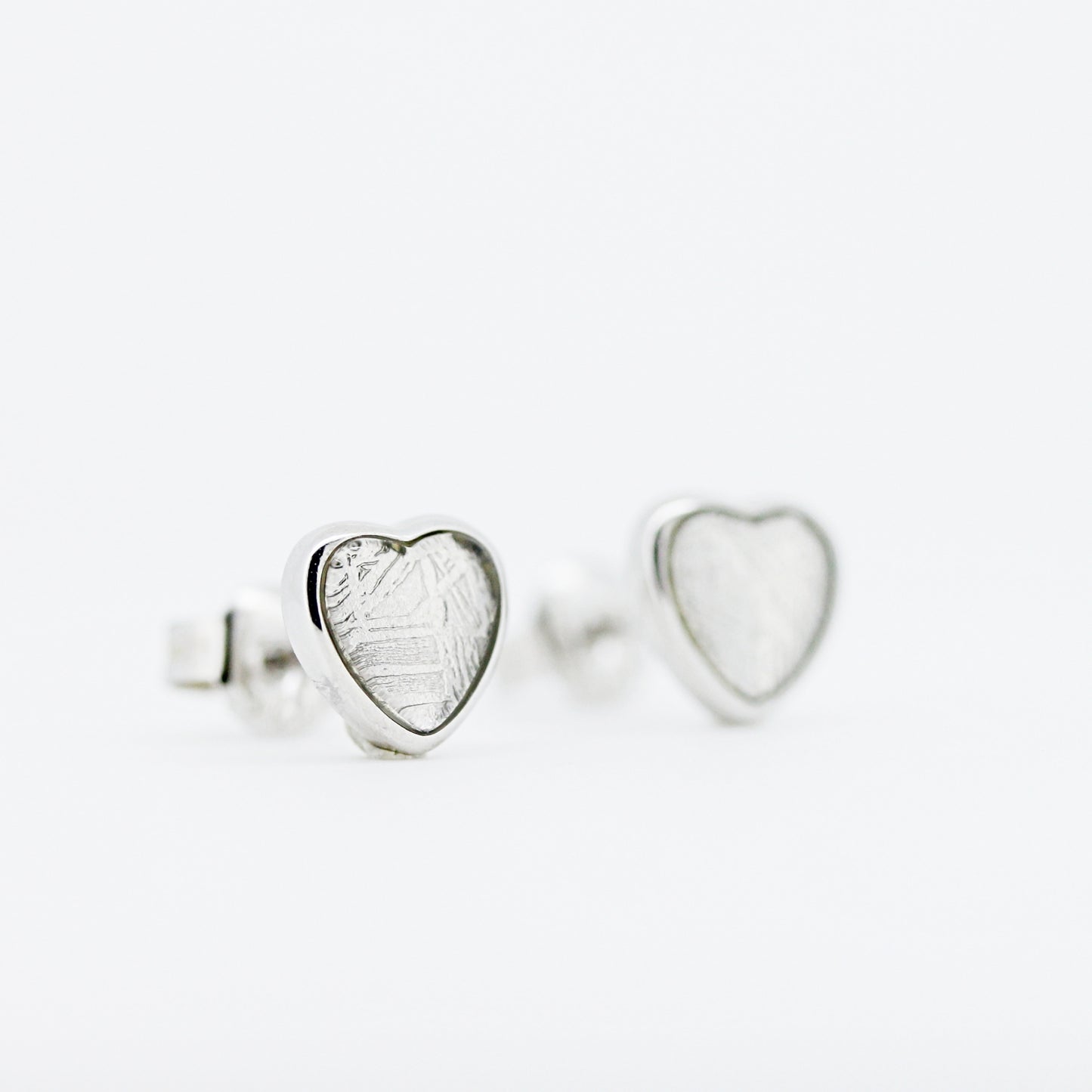 ムオニオナルスタ隕石 シルバースタッドピアス (ハート型) 2カラー 8×8mm SEMT-HEART